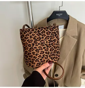 Détail d'un sac bandoulière léopard avec texture velours et fines anses brunes