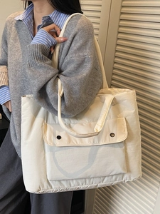 Gesteppte cremeweiße Schultertasche in Übergröße mit großer Fronttasche und Trageriemen