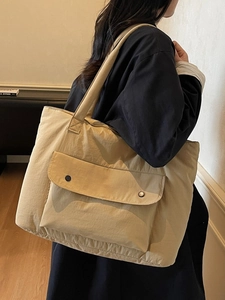 Große beige wattierte Tragetasche mit Frontklapptaschen als stylische Schultertasche