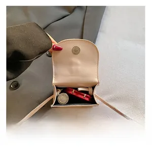 Mini sac à bandoulière chat rose montrant l'espace pour de petits cosmétiques