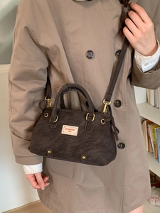 Retro coffee brown leather Boston bag with top handle and adjustable shoulder strap