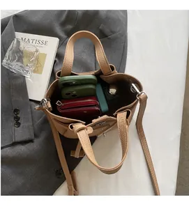 Vue macro de l'intérieur du sac seau marron montrant sa grande capacité et ses détails
