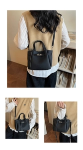 Détail du mini sac seau en cuir grainé noir avec fermoir rotatif argenté et poignée