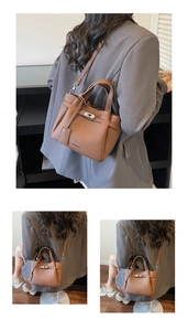 Sac seau en cuir marron avec texture litchi, poignée et détail de fermoir métallique