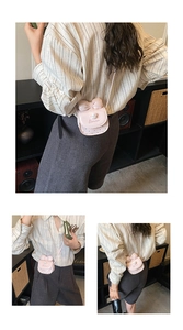 Détail du mini sac à bandoulière rose clair avec nœud papillon et motif de dessin animé