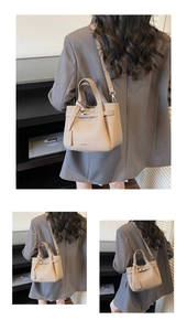 Détail du sac à main en cuir grainé avec fermoir rotatif en métal et logo gravé