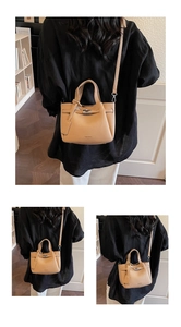 Détail d'un sac seau en cuir grainé beige avec un fermoir rotatif métallique sécurisé