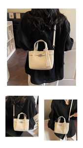 Détail du sac seau en cuir beige grainé avec fermoir argenté et bandoulière amovible