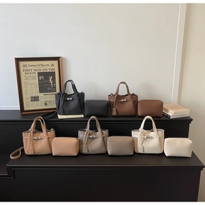 Ensemble de sacs à bandoulière en cuir aux tons terreux avec fermoirs rotatifs en métal