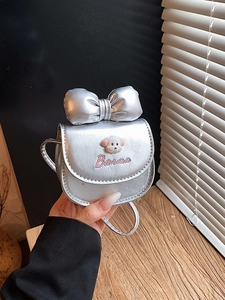 Mini sac bandoulière argenté pour enfants avec grand nœud et écusson de chien en peluche