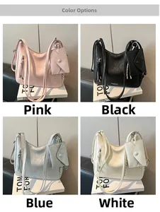 Quatre couleurs de grands sacs cabas en similicuir dont rose, noir, bleu et blanc chic