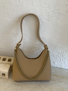 Schicke beige Hobo-Tasche mit Kiesellederstruktur und dekorativer Harzkette