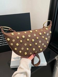 Sac demi-lune en daim marron avec rivets dorés et poignée en métal au style bohème