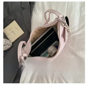 Intérieur spacieux du sac à bandoulière en cuir PU rose avec ordinateur et cosmétiques