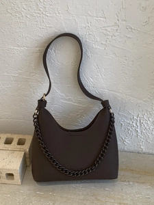 Minimalistische braune Halbmond-Schultertasche mit Litschi-Struktur und Kettenverzierung