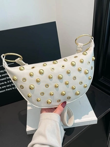 Sac hobo blanc avec clous dorés et forme de croissant pour femmes modernes