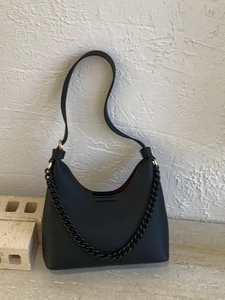 Schicke schwarze Halbmond-Tasche aus Leder mit Lychee-Narbe und grober Kettenverzierung