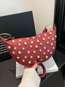 Sac bandoulière demi-lune en cuir bordeaux avec rivets dorés et œillets métalliques