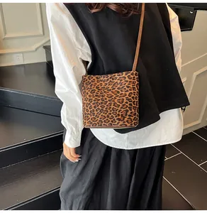 Petit sac carré à bandoulière motif léopard tendance avec fine sangle marron pour femme