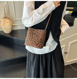 Détail du sac bandoulière à motif léopard avec imprimé élégant et bandoulière en cuir