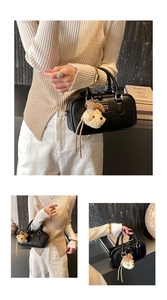 Détail du sac à main bowling noir avec pendentif peluche mignon et finition en cuir lisse