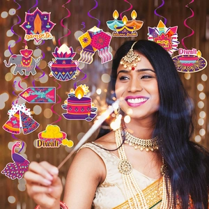 Décorations de fête Diwali avec tourbillons colorés et cartes festives suspendues indiennes