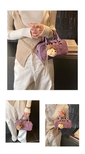 Détail d'un sac Boston violet en daim avec un adorable pendentif chiot en peluche