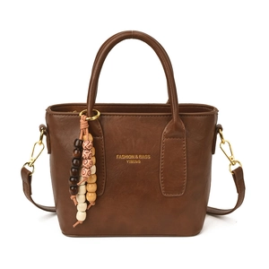 Braune Retro Eimertasche aus Kunstleder mit Tragegriffen und Holzperlen-Anhänger