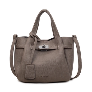 Détail du sac à main gris en cuir grainé avec fermoir métallique et bandoulière