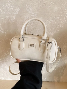 Sac Boston en similicuir beige crème avec logo en relief et détails en métal argenté