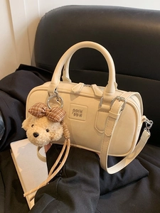 Sac Boston rétro en cuir crème avec pendentif ours en peluche et bandoulière réglable