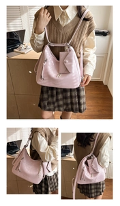 Vue détaillée du grand sac hobo rose et de sa petite pochette en cuir synthétique