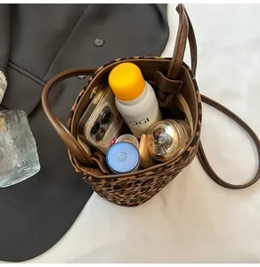 Intérieur du sac seau léopard montrant la capacité pour téléphone et cosmétiques