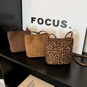 Sac Seau Mini en Daim Givré Design de Niche Sac à Main Mode Simple Coréenne Bandoulière Pour Femme Rétro Quotidien