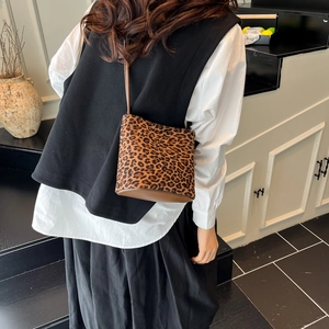 Sac seau minimaliste à imprimé léopard avec bandoulière cuir et détails contrastants