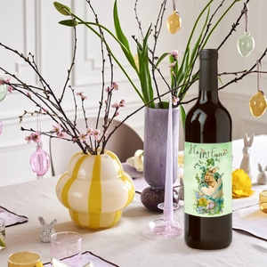 Bottiglia di vino con adesivi Happy Easter e disegni di conigli per decorazioni festa
