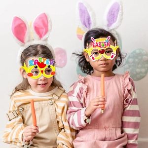 Enfants portant des oreilles de lapin de Pâques et lunettes en papier avec Happy Easter