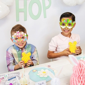 Enfants portant des lunettes de Pâques en papier et jouets pop-it lapin en fête