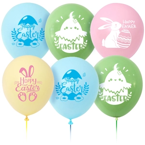 Détail de ballons de Pâques colorés en latex avec motifs de lapins et d'œufs décorés