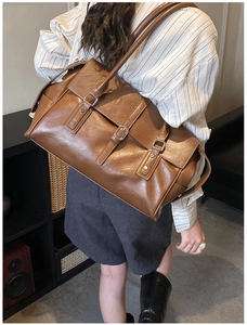 Détail du grand sac cabas en cuir marron foncé avec boucles et sangles en métal argenté
