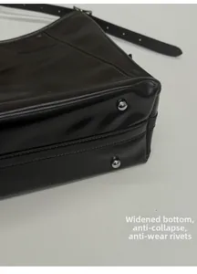 Detailed view of the widened bag bottom featuring protective silver anti-wear metal rivets
