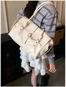 Détails du sac cabas rétro crème avec rivets argentés et boucles réglables sur le côté