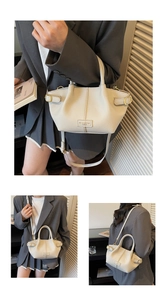 Détail du sac à main crème texturé litchi avec bandoulière et logo métallique chic