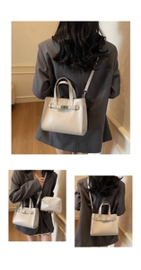 Détails du sac bandoulière vintage crème avec boucle argentée et pochette assortie