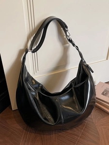 Grand sac hobo vintage noir en cuir brillant avec une forme demi-lune minimaliste et élégante