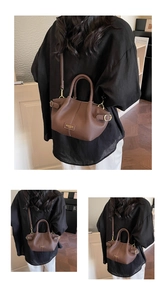 Détail d'un sac seau vintage en cuir marron avec logo doré et bandoulière réglable