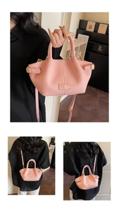 Détails et vue du modèle d'un sac seau en cuir rose avec des finitions en métal doré
