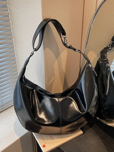 Sac hobo noir brillant avec bandoulière réglable et design vintage minimaliste