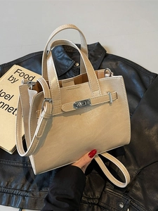 Borsa tote chic in ecopelle beige con fibbia metallica e tracolla per uso quotidiano
