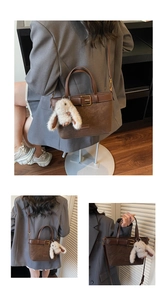 Dettaglio della borsa tote in pelle scamosciata testa di moro con ciondolo a forma di coniglio